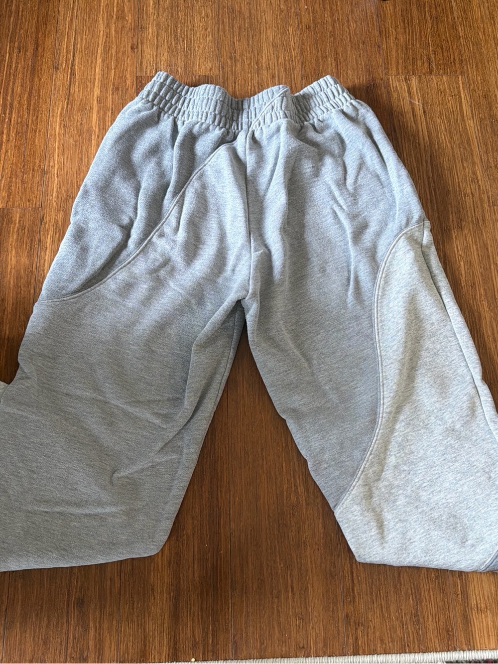 ALO Yoga Kids Light Gray Jogger Sweatpants - Picture 3 of 3